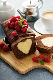 Mit diesem herzkuchen rezept backt ihr einen kuchen, der innen ein herz hat. Uberraschungskuchen Mit Einem Herzen Nach Innen Stockbild Bild Von Romanze Cupcake 79756687