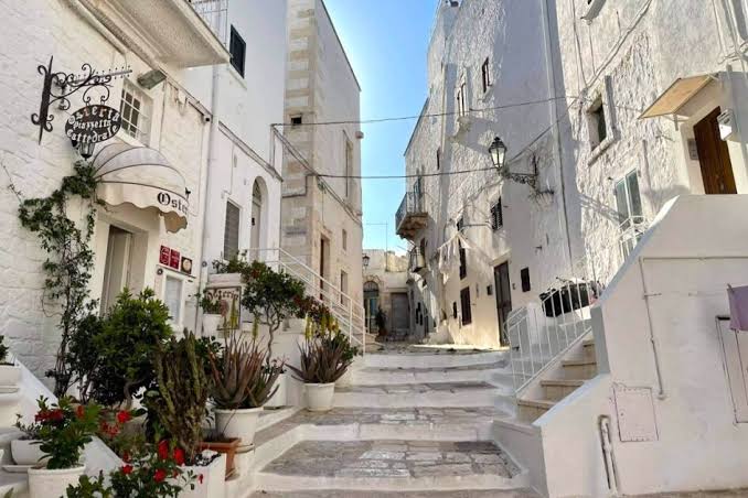 Cosa vedere a Ostuni: guida per visitare la Città Bianca in Puglia
