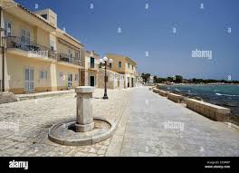 LItalia, sicilia, mare Mediterraneo, Sampieri (Provincia di Ragusa),  vecchi edifici sul lungomare Foto stock - Alamy