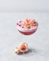 Almost Too Pretty To Drink We Love This Flora Juniper Cocktail By Craftandcocktails Adorned With Hibiscus Rose Lilacs Mad Og Drikke Mad Fest