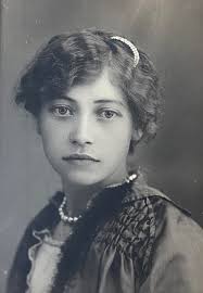 Anna Marie fra Grimstad, født 1893. Datter av gårdbruker, fartøyeier og  jektskipper Thomas Jørgen Skarsvaag. Anna Marie drev landhandel i  hovedbygningen på Grimstad. 45 år gammel gifter hun seg med Arnt Evensen