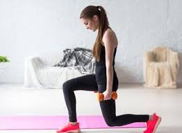 Pour les squats, il faut vous mettre debout, bras tendus. Les Fentes Avant Pour Affiner Ses Cuisses