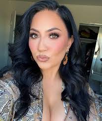 Dania Villarreal's Instagram, Twitter & Facebook