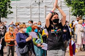 Testo completo, libertà di opinione e aggravanti. Non Un Passo Indietro In 300 In Piazza A Sostegno Del Ddl Zan Locale Alto Adige