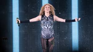 Who made shakira's white stripe tee, blue skinny jeans, and blue suede ankle boots that she wore in miami? Bbty1pt4upixom