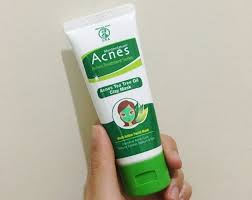 Mengandung vitamin b3+ dan hyaluronic acid yang berfungsi untuk mencerahkan dan juga melembapkan wajah. 6 Pilihan Masker Drugstore Dengan Harga Murah Dan Ampuh Hilangkan Jerawat