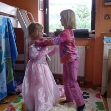 Copilul dobandeste numeroase si variate cunostinte despre mediul prin joc copilul ajunge sa dobandeasca autonomie, isi modeleaza personalitatea si isi va exersa diferite abilitati care ii vor folosi mai tarziu in viata. ImportanÅ£a Jocului De Rol In EducaÅ£ia Copilului Tikaboo