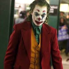Nem volt még őrültebb, veszélyesebb és viccesebb antihős a képregényvilágban. Joker 2019