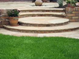Geschwungene Wande Und Kreisformige Stufen Werden Durch Eine Steinkugel Abschussiger Garten Patio Steps Garten Stufen