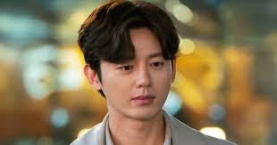 Lee Ji Hoon bị nhân viên đoàn phim tố đưa người quen đến đe dọa