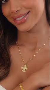 Dos estilos, un mismo significado ✨ Nuestros dijes de cruz en oro laminado  vienen en dos tamaños: • Uno ideal para cadenas gruesas o looks con más  presencia. • Un mini dije,