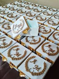 Caixinha De Mdf Para Lembrancinha De Casamento Caixa 8x8 Com Brasao E Iniciais Na Tampa No Elo7 Artes Para Voce By Luciana Bilches 4a0059 Caixinhas Para Lembrancinhas De Casamento Caixas Mdf Casamento Caixa De Mdf Personalizada