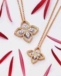 Roberto Coin Princess Flower Small Yellow Gold Diamond Pendant Necklace Yellow Gold Diamond Pendant Diamond Pendant Necklace Gold Creative Jewelry Photography