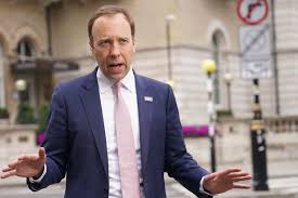 In the hellish leaked photo, matt's head is twisted at a right angle and he's taking a very dramatic stance whilst his hand is limply placed under gina's people on twitter are losing their minds over the fact matt hancock genuinely gets more action than the majority of us. Crnblc7eewdnim