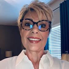 Hi! I want to show you a picture I took of my new haircut. Tel me below  what do you think ❤️😍 👇 💬