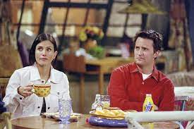 Chandler (matthew perry) and monica (courteney cox) are quite possibly the best couple to emerge from friends. Friends Deleted Scene Foreshadowed Chandler And Monica S Relationship Sahiwal