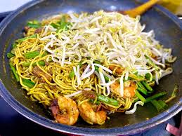 With a sticky, savoury sweet sauce, noodles are tossed with chicken, prawns, vegetables and signature egg ribbons. Menu Berbuka Paling Mudah Dan Sedap Mee Goreng Basah Aku Sis Lin