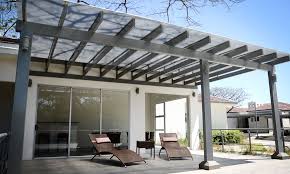 Colocación del techo de policarbonato en la pérgola. Terrazas Techadas Con Policarbonato Novocom Top