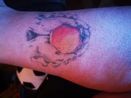 Browse tattoo ideas in all styles from tribal, japanese, watercolor and more. Deze Lezers Hebben Spijt Van Hun Tatoeage Mensen Denken Dat Het Een Vagina Is Deventer Destentor Nl