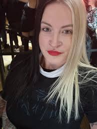 Steve Spiers and Ruth Jones branded 'miserable' after Rest Bay Porthcawl  encounter 👀🏴󠁧󠁢󠁷󠁬󠁳󠁿 Popular Welsh actors Steve Spiers and Ruth Jones  have come under fire from a local resident after a chance