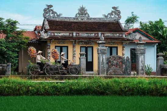 🌸 Thanh Tien - The Paper Flower Village Filled with Hue's Festive Spirit  🌸 Every Tet holiday, Thanh Tien paper flower village in Hue comes alive  with vibrant colors. The paper flowers,