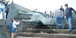 De este miércoles un grupo de personas intentó derribar la estatua de sebastián de belalcázar, ubicada en el barrio la arboleda del oeste de cali. Dudas Sobre La Estatua De Sebastian De Belalcazar No Se Va Ni Se Queda Noticentro 1 Cm
