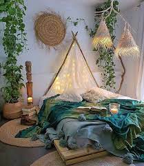 Selain sebagai hiasan kamar, bisa juga menjadi spot untuk berfoto, lho! 10 Ide Dekorasi Kamar Tidur Bergaya Hippie Buat Kamar Tampak Seru