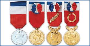 La médaille d'honneur du travail ne peut être accordée : Medaille D Honneur Du Travail