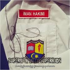 Pastikan anda menyemak kedudukan lencana sekolah bagi tahun 2020 sebelum anda tampal lencana tersebut bagi mengelakkan kesilapan berlaku. Menampal Lencana Sekolah Supermom With Superkids