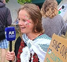 I don't suppose there are any, or many members of this group who worked in  Tesco when it was in South Street 1977 -1981. We can remember a lot of the  staff
