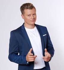 Rafał brzozowski na konkursie piosenki eurowizji dla dzieci 2020 prowadził wiele muzycznych widowisk telewizyjnych, w tym m.in. Rafal Brzozowski Impresariusz