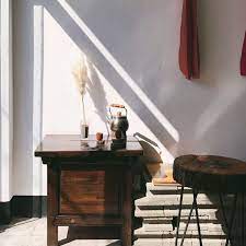 自然光 ナチュラル 柔らかい 秋 カフェ 落ち着く 暖かい空間 北欧風 シンプル インスタ映え 優しい雰囲気 ホッとする オシャレ 木の香り 時間を忘れる ソウル カフェ カフェ シンプル