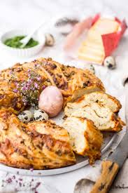 Herzhafter Osterkranz Mit Kase Und Schnittlauch Ina Isst Rezept In 2020 Herzhaft Essen Rezepte