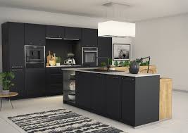 Pour un effet moderne et tendance, optez pour un plan de travail noir mat ! Une Cuisine Pleine D Elegance Grace A La Combinaison Du Noir Mat Et Du Chene Ambre By Cuisines References Le Bon Cuisiniste