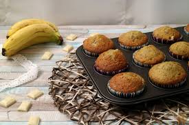 Con le mani, o se preferite con una forchetta, schiacciatela di modo tale da poterla unire al cioccolato fuso con il burro, a cui. Muffin Alla Banana E Cioccolato Bianco