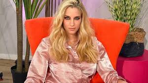 Born november 7, 1986) is a greek tv presenter and model. H Doykissa Nomikoy Forese Tis Gobes Poy Den Apoxwrizontai Oles Oi Celebrities Eidhseis Yupiii Gr