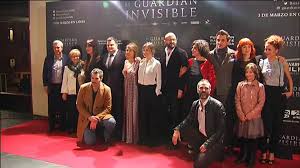 En los márgenes del río baztán, en el valle de navarra, aparece el cuerpo desnudo de una adolescente en una circunstancia que lo relaciona con. Video Estreno De El Guardian Invisible En Pamplona Noticias De Cine Eitb