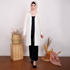 Bahannya dingin dan kombinasi dua warna dan dua bahan berbeda masih banyak disukai sampai sekarang, ucap niken widiastuty, produsen hijab. Harga Cardigan Putih Terbaik Outerwear Fashion Muslim Juni 2021 Shopee Indonesia