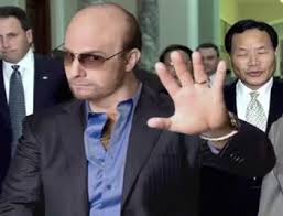 Check spelling or type a new query. Tom Cruise Resurrects Tropic Thunder Suit Les Grossman For Mtv Movie Awards