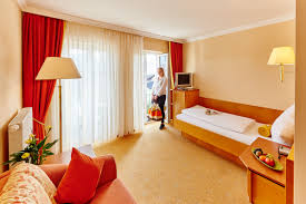 unsere komfortablen einzelzimmer 22qm sind modern ausgestattet mit bad wc sitzecke balkon schreibtisch flat tv telefon min minibar einzelzimmer zimmer