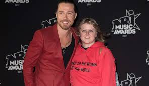 Nrj music awards 2020 sam. Nrj Music Awards Julien Dore Demande A Une Fan De Monter Les Marches Avec Lui Nrj Music Awards Antenne Reunion Fr