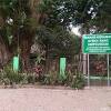 Di sepanjang perjalanan menuju masjid agung banten, saya melihat banyak kios makanan dan pakaian yang menjual cinderamata. 1