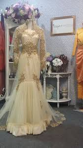 Rok dari kain batik parang ini cocok disandingkan dengan kebaya brokat pink berdetail bordiran bunga pada area leher. Busana Songket Bunga Tabur Warna Cream Oleh Issyaz Wedding Enterprise Butik Pengantin Baju Pengantin Baju Kahwin Songket Warna Cream Pu Baju Pengantin Pengantin