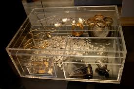 A way in which one can ball; Hoxne Hoard Wikipedia