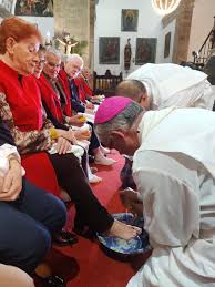 Angra: Bispo lavou os pés a utentes de instituições de saúde mental da ilha  Terceira – Agência ECCLESIA