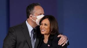 Kamala harris made her campaign debut as joe biden's vice presidential pick on wednesday, she posed for pictures with her husband, douglas emhoff. Douglas Emhoff Privat Das Sollten Sie Uber Kamala Harris Ehemann Wissen News De