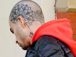 Um amigo da coluna que estava em um quiosque em frente ao local disse que a ambulância chegou em poucos minutos e levou o cantor a um hospital da região. Sim Zayn Fez Tatuagem Na Cabeca Popline