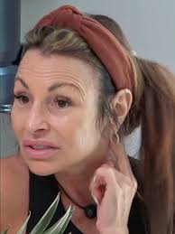 POV : Quand Chantal tombe sur une énième photo de voiture et se demande si  elle cherche un date ou un char à louer. 🤔😂 _________________ 📺 Jeudi  20h à @TVA #Mamèretonpère