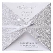 Einladungen begleiten uns ständig, wenn wir feste planen. Einladungskarte Hochzeit Carmen In Silber Mit Schleife Und Bluten Weddix De