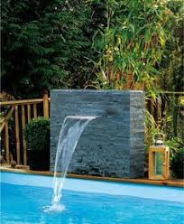 Cascade Design Avec Ecoulement Long En Acrylique Et Eclairage A Led Pour Le Montage Sur Une Pi En 2020 Fontaine De Piscine Cascade Piscine Piscine Amenagement Paysager